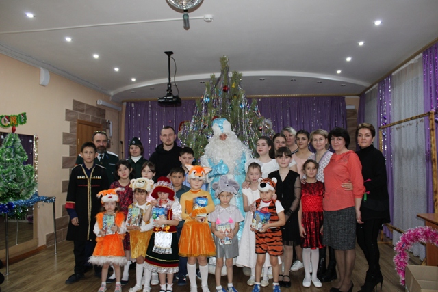 Детей, находящихся в трудной жизненной ситуации, поздравили казаки Первого отдела ОКВ