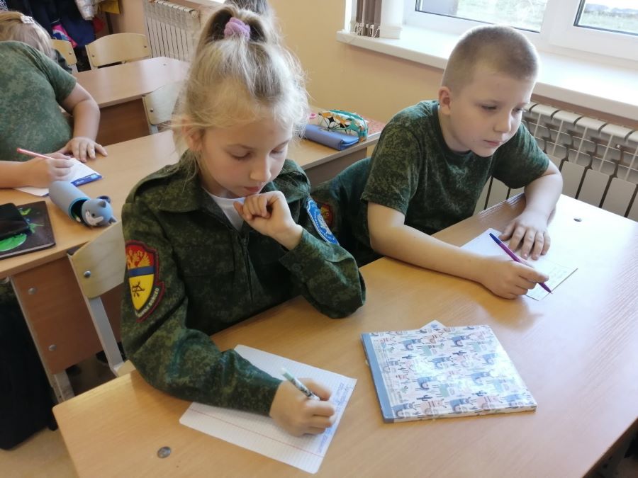 Казачата из Оренбургской области пишут письма солдатам